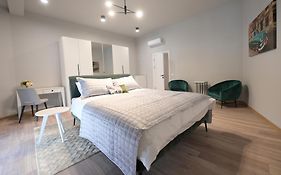Umbrella Street Center Luxury 2 Bedroom